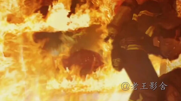 消防员探亲归队半路突遇火警便迅速冲入火场救人，不料新兵的举动...