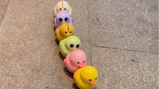 الحبيب اشترى في الأصل ألعاباً لابنة أخته، لكنني انتزعتها منه! أصبحتُ أنا أيضاً أحظى بسعادة الأطفال! 