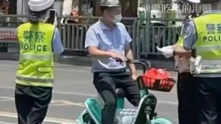 Đủ loại mũ bảo hiểm kỳ lạ, cảnh sát giao thông nhìn vào cũng lắc đầu ngao ngán