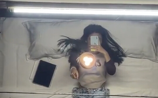 Tại sao trần khách sạn lại làm bằng gương? Xin chuyên gia giải đáp!