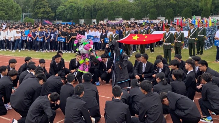 Mengenakan sarung tangan kulit untuk menari Uma Musume: Pretty Derby pada upacara pembukaan Olimpiad