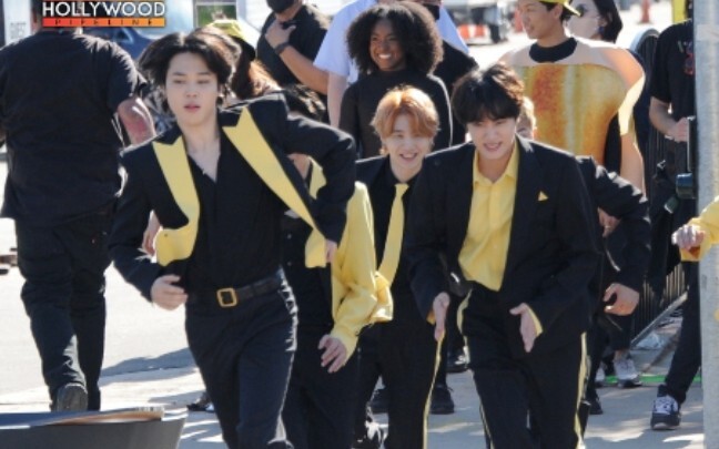 [BTS] Secara acak tampil di jalan, menyelipkan penampilan panggung Butter untuk para pejalan kaki sa