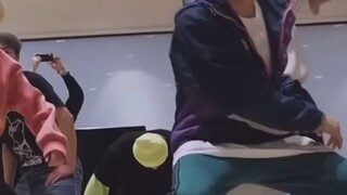 لي هيوكجاي: أستطيع فعل ذلك (أستطيع فعل ذلك حقًا) أنا: أستطيع فعل ذلك، جسدي (لا، لا يمكنك ذلك)