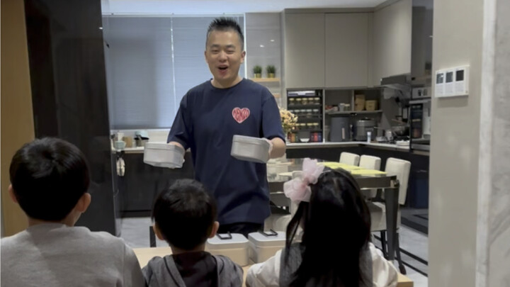 คุณพ่อบอกว่าวันนี้จะทำเบนโตะกล่องสุ่มให้เด็กๆ กิน น่าตื่นเต้นอีกมื้อแล้ว...