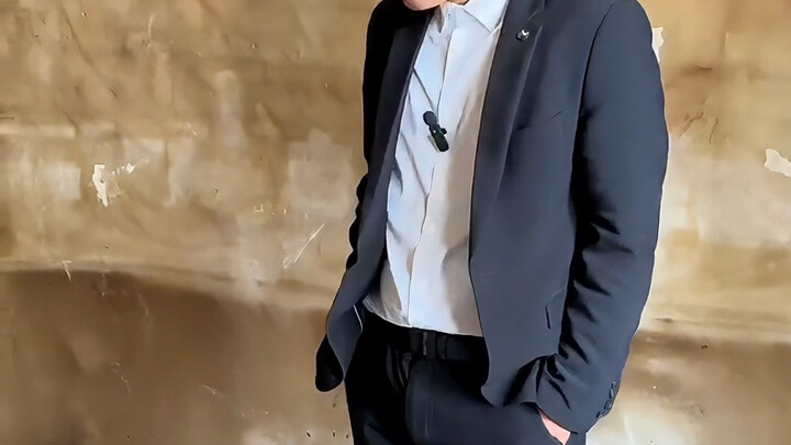 هذه السكين قوية لدرجة أنها قد تقطع سروالك من بين ساقيك!