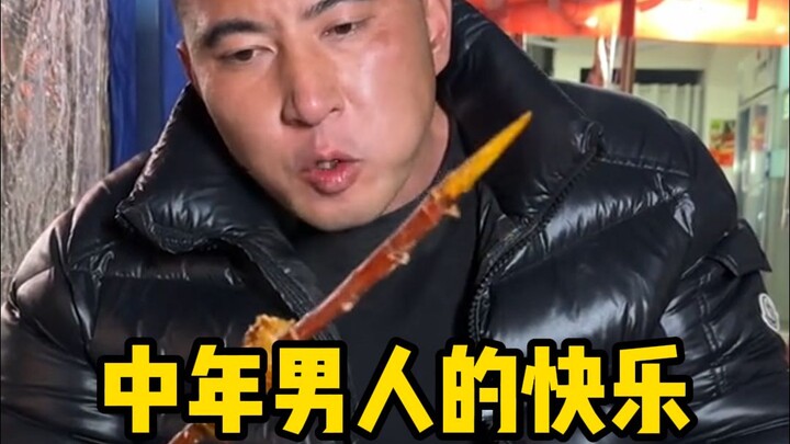 พี่น้องทั้งหลาย จบงานประจำวันแล้ว มาจิบเหล้าเบาๆ กินหมูเสียบไม้สักหน่อย ชนแก้วให้กับพี่น้องทุกคน! เร