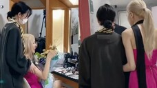 Rekaman panggung pertama ROSÉ, kunjungan kelas LISA
