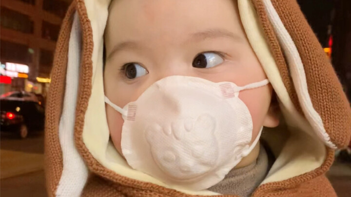 Các em bé người lớn đeo khẩu trang mà miệng cứ há hốc ra thật đó!