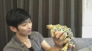 Kamen Rider Night Rider Akiyama Ren played by Matsuda Satoshi holding a turtle and singing affection