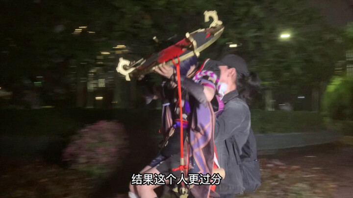 Gì? Mưa mà không mang ô? Không sao, có Tán Binh đây!