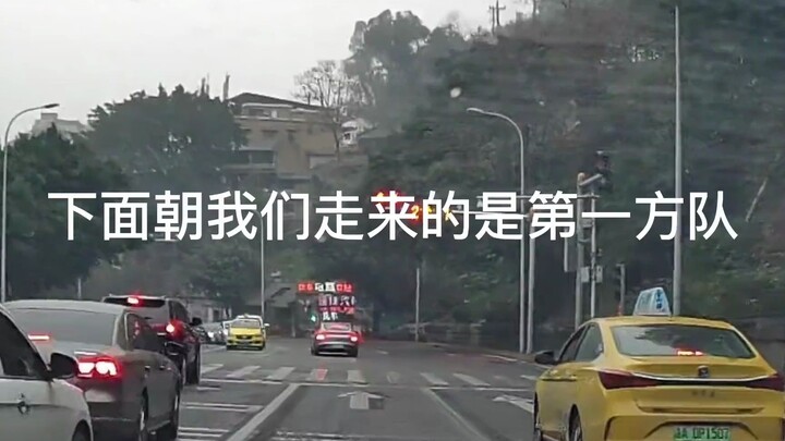 Ở ngã tư đèn giao thông, có một khoảnh khắc tôi cứ ngỡ là đã được tập dượt trước rồi.