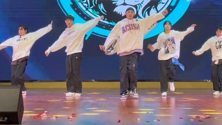 Hiphop｜Bạn chưa bao giờ thấy cách xuất hiện này trong bữa tiệc chào mừng trường đại học chưa?