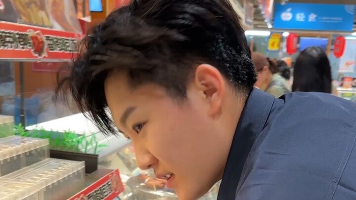 في الثامنة مساءً، أصطحب صديقتي المقرّبة إلى السوبرماركت لتجربة متعة كونك "فقيرًا"!