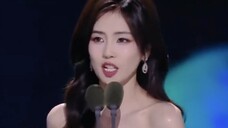 2023 iQIYI Scream Night Bai Lu's big wave silver dress, a female star shining on the stage! Bai Lu's