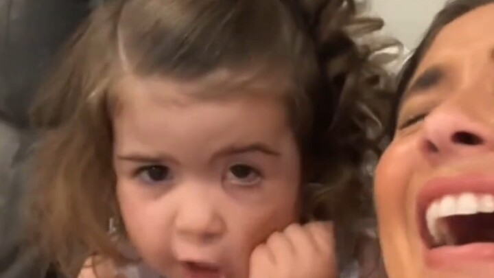 Saat boneka imut nempel ke kosmetik mama, cepet bantu aku hapusin! Aku masih kecil, belum boleh paka