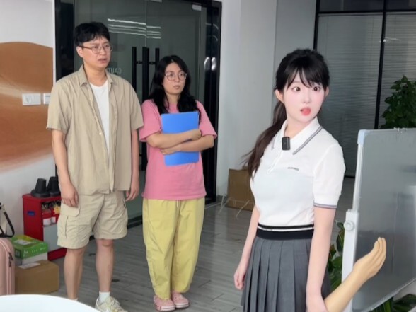 Can’t win the handsome guy’s heart, but can’t even get his little ❤️❤️? 😎