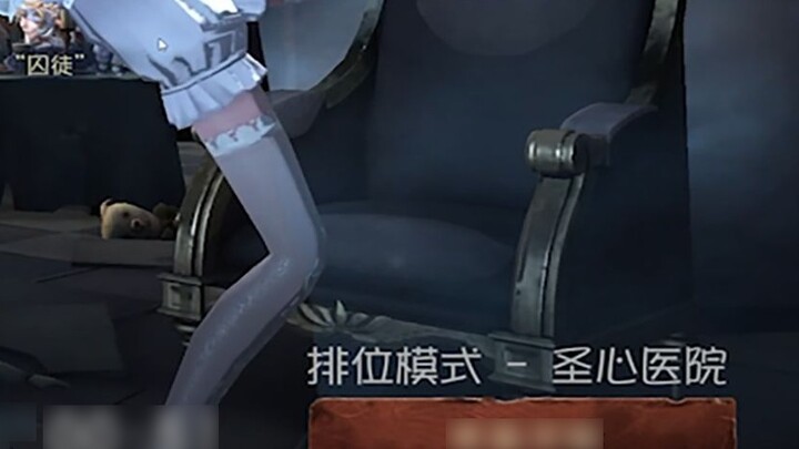 [Danh tính 5] Bà Đỏ: Quần áo của tôi bị mất rồi