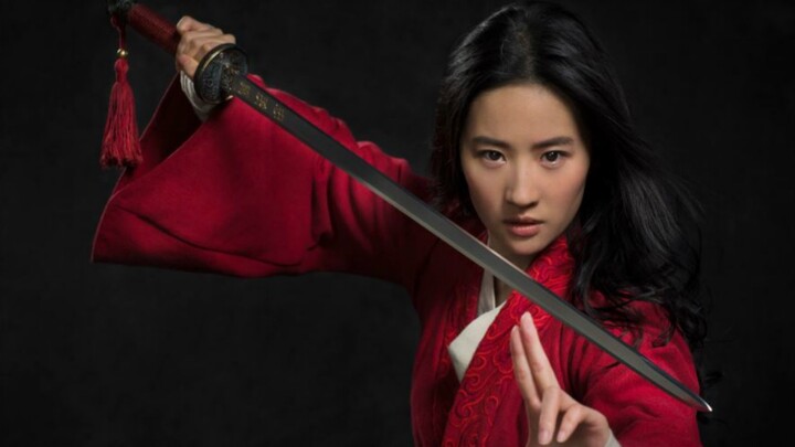 Pemeran utama “Mulan” Liu Yifei berbincang dengan sang sutradara; gaya bicaranya benar-benar imut da