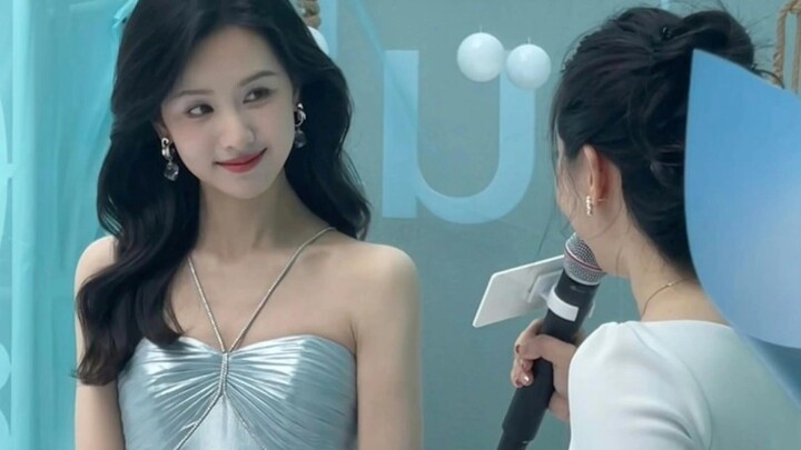 Trời ơi, đúng là khí sắc hồng hào dưỡng người mà, hôm nay Trần Đô Linh quả là mỹ thần giáng trần
