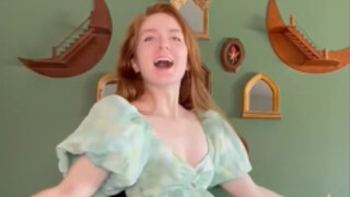 Apa jadinya jika rok pendek ditambah dengan crinoline?