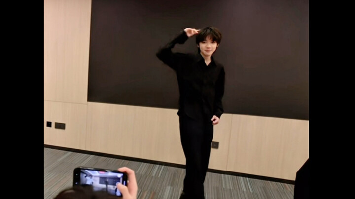 [Wei Zichen] Come take a look at Guagua’s cool vibe—so handsome!