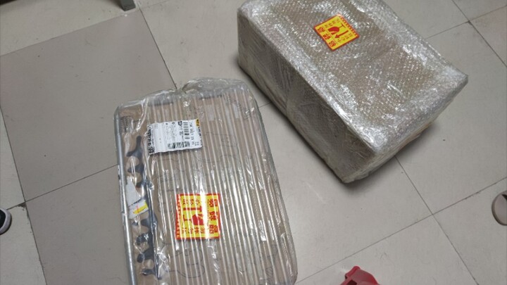 Đây là quà kỷ niệm bạn gái anh trai gửi đến ư? Quá là không thân thiện với những chàng trai độc thân