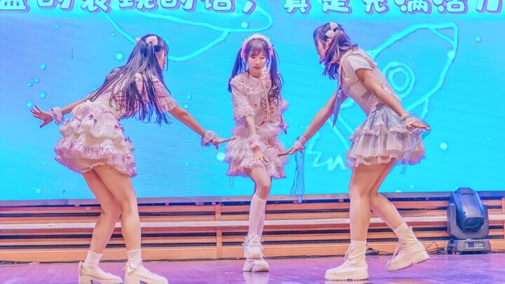 Ý bạn là ở trường cũng có thể xem buổi biểu diễn trực tiếp của các tiểu idol với độ chỉnh tề 300% sa