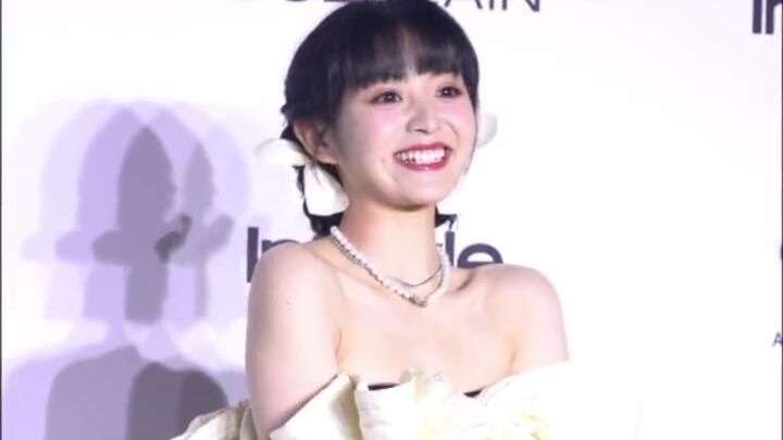 Tian Xiwei in a bow-tied tube dress, full of energy! Such a sweet smile!