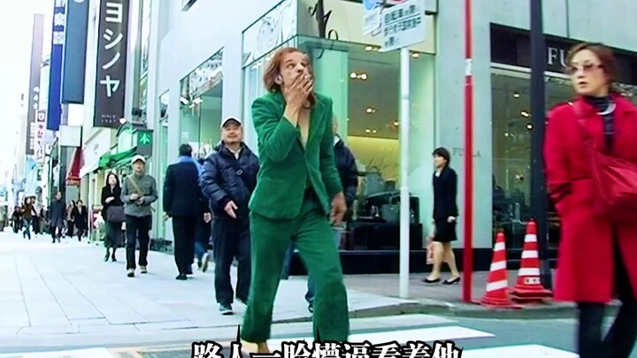 A handsome guy is wildly throwing grenades on a Japanese street, which is incredibly satisfying to w