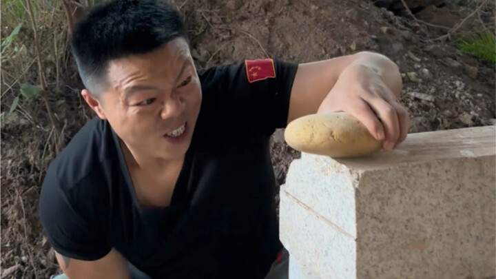 Chàng trai trẻ thử thách bản thân bằng cách tách những viên sỏi bằng tay không