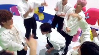 تحدي رقصة "Walk" لفرقة NCT 127 + Ahn Jae Hyun + Jung Yunho