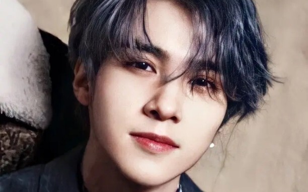 Meski aku baru ngeh sama dia gara-gara terkena imbas skandal, tapi dia emang ganteng banget!