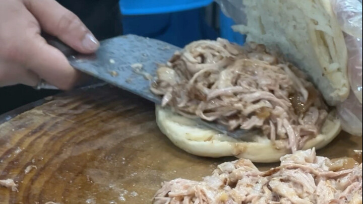 A traditional roujiamo shop in Xi’an where each bun costs just 10 yuan and is loaded with meat!