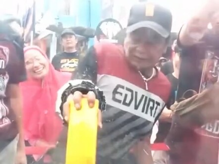 Chỉ thấy khát khao tiền bạc trong mắt.