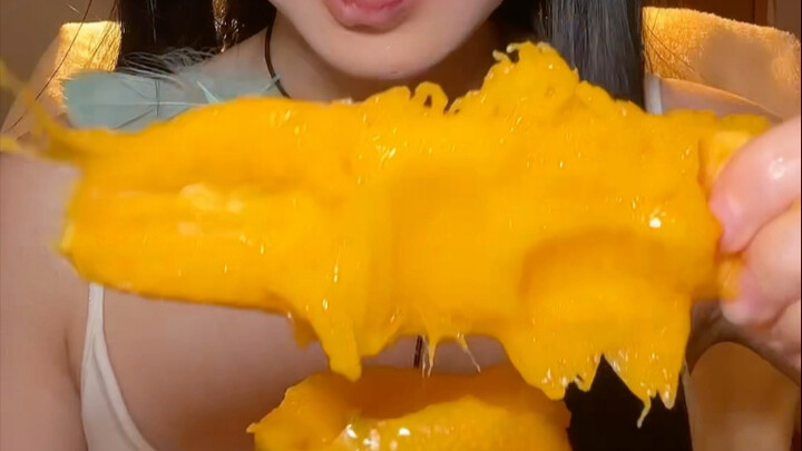 Such a huge mango—the peel is even sweet!