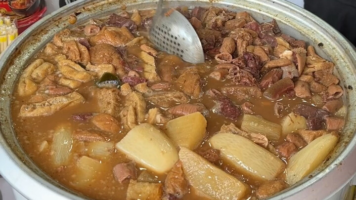 Mì gói thập cẩm thịt bò trên đường phố Quảng Châu, cả thùng đầy ắp toàn là thịt!!!