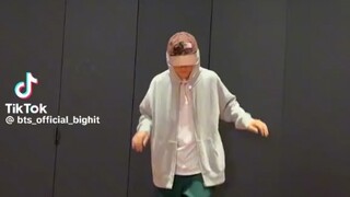 Tài khoản chính thức TikTok của BTS cập nhật Kim Tae-hyung NewJeans