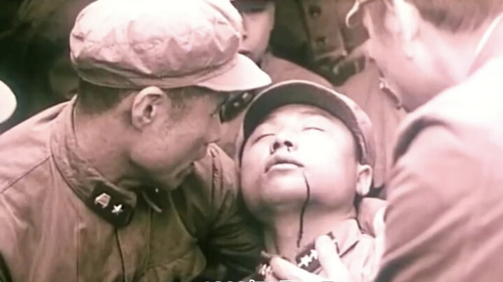 Lei Feng instructed Qiao Anshan to navigate a narrow road, but tragically was struck in the head by 