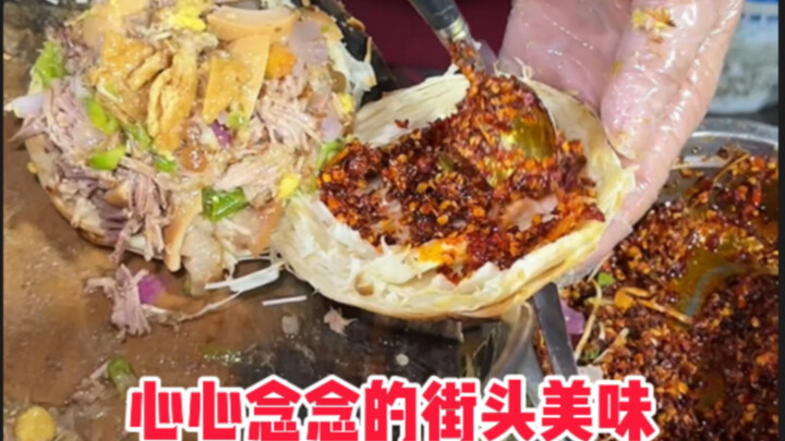 The roujiamo is so fragrant—the boss really piles on the chili, it’s so satisfying! I got a small co