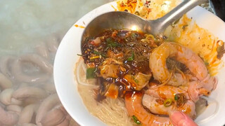 Mie beras usus babi di pasar sayur Chengdu punya simpul khusus, yang langsung mengeluarkan cairan da