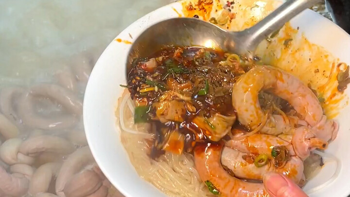 成都菜市场的肥肠粉，节子好特别，一口直接爆汁～