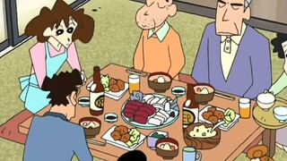 "Senang rasanya dikelilingi putri, menantu, dan cucu sambil makan" Crayon Shin-chan