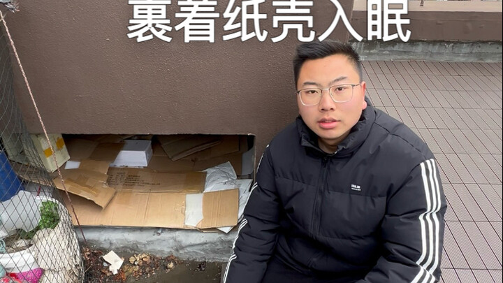 Gió trên sân thượng rất mạnh, khuyên bạn nên cuộn mình trong thùng carton để ngủ.