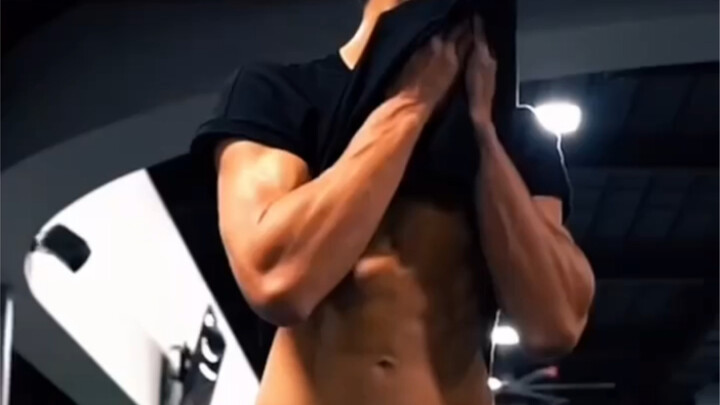 Catching a handsome stranger at the gym—hurry up and bring your girlfriends to check it out!