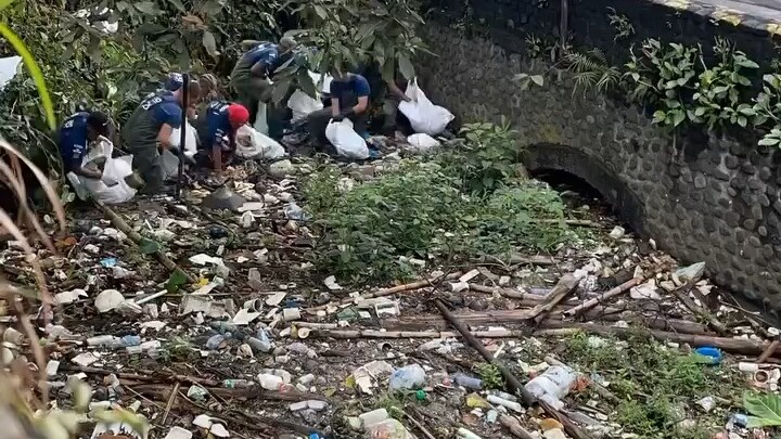 Voluntary river garbage cleaning