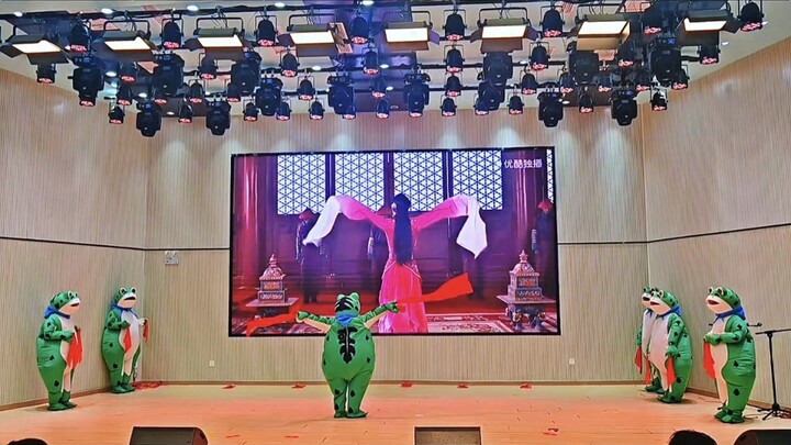 رقصة الضفادع المضحكة والخلاقة لحفل نهاية العام التي تشتهر حاليًا: «الضفدع النبيل»