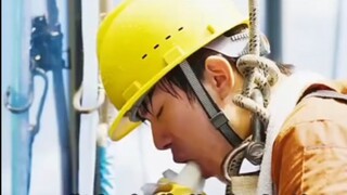เพื่อให้น้องสาวของเขามีชีวิตที่ดีขึ้น เขาต่อสู้ไปตามถนนในเซินเจิ้น