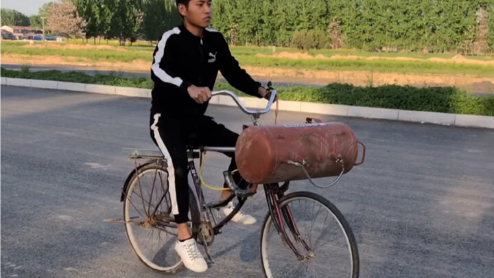 สิ่งประดิษฐ์สุดโหด: จักรยานที่ช่วยชีวิตคนขับได้ด้วยการเสียสละรถยนต์ 😂