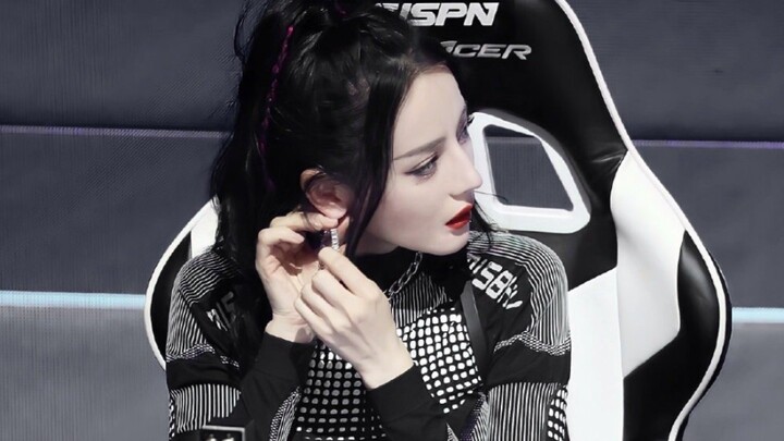 Sejak saat itu, tokoh utama wanita dalam esports akhirnya memiliki wajah [Dilraba]