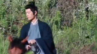 Menunggang kuda + memegang kendali dengan satu tangan + memutar kepala kuda + menunggangi kuda, sede